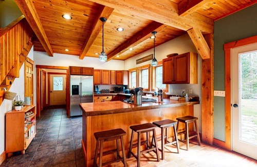 Kingfield House | Discover your mountain escape: A cozy retreat with breathtaking views, a hot tub under the stars!