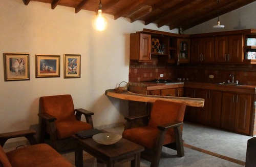 Guatape Apartment | Disfruta de los zócalos y colores en Guatapé