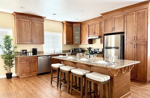 Placentia House | Disneyland Getaway Tri-level Gated Townhome