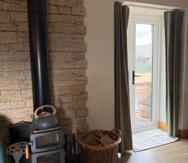 Lanark House | Distillers Cottage, Peaceful rural retreat in Lanarkshire, onsite craft distillery, hot tub, bbq hut, central for exploring Scotland