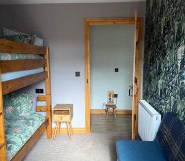Lanark House | Distillers Cottage, Peaceful rural retreat in Lanarkshire, onsite craft distillery, hot tub, bbq hut, central for exploring Scotland