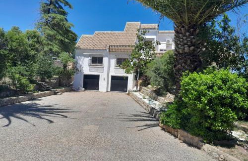 Ayora Bed & Breakfast | DJM Palms - Shared Casa Rural - Casa Rural Compartida - No es una casa privada