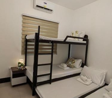 General Santos House | DJS Suites 2 Bedroom ,2BA with Parking inside 10Min to SM Mall near Airport, Netflix, Fast Wifi, Hot &Cold Shower