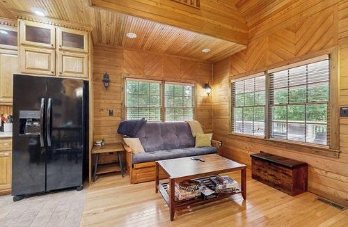 Wise Cabin | Dock & Fire Pit! Lake Gaston Cabin in Macon