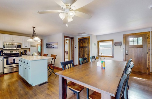 Deerwood Cabin | Dock & Fire Pit: 'Lakeside Solitude' in Deerwood!