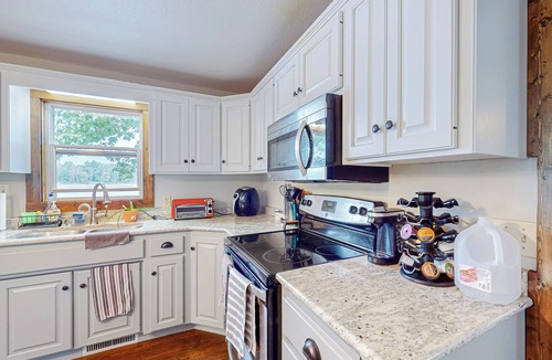 Deerwood Cabin | Dock & Fire Pit: 'Lakeside Solitude' in Deerwood!