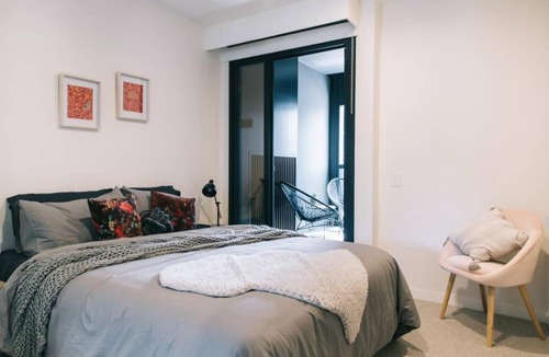Docklands Apartment | Docklands 2BR Apartment with Parking