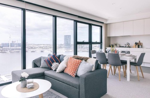 Docklands Apartment | Docklands 2BR Apartment with Parking