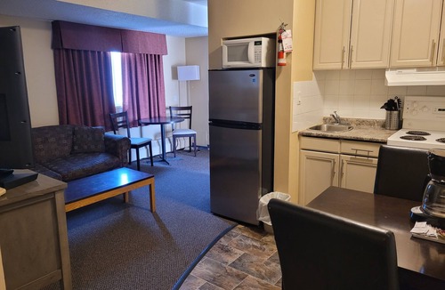 Cold Lake Hotel | Dockside Inn