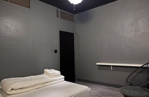 Don Muang Hostel | Doctor Alien Hostel
