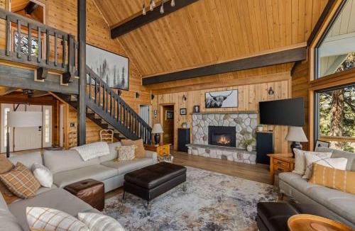 The Dalles House | Dog-friendly 2-level gorge view home with hot tub lovely deck central AC W&D