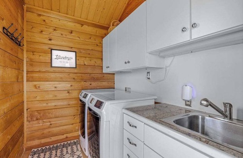 The Dalles House | Dog-friendly, 2-level gorge view home with hot tub, lovely deck, central AC, W&D