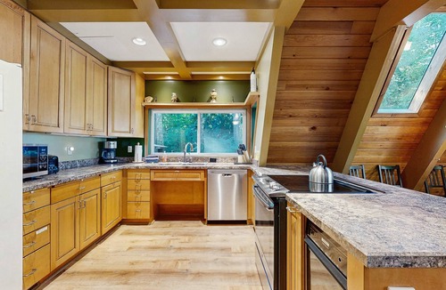 Welches Cabin | Dog-friendly, A-frame cabin with private hot tub - tranquil setting near skiing
