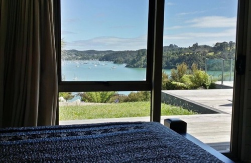 Russell House | Dog Friendly ABSOLUTELY WATERFRONT STUNNING VIEWS Free Kayaks, Free Boat Mooring