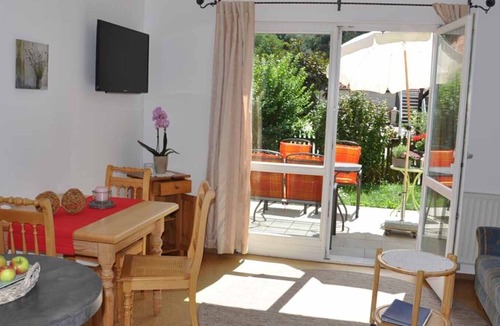 Bad Windsheim Apartment | Dog-friendly and barrier-free bright vacation apartment with garden