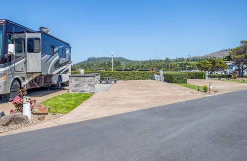 Agate Beach RV Rental | Dog Friendly, Available with 50AMP, 30AMP, Water and Sewer hook up's, WiFi