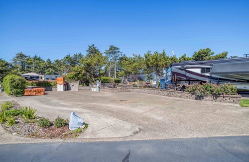 Agate Beach RV Rental | Dog Friendly, Available with 50AMP, 30AMP, Water and Sewer hook up's, WiFi