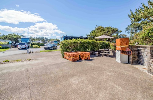 Agate Beach RV Rental | Dog Friendly, Available with 50AMP, 30AMP, Water and Sewer hook up's, WiFi