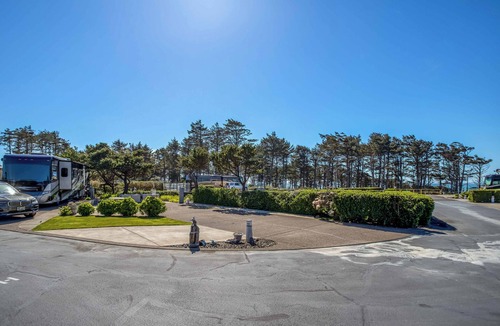 Agate Beach RV Rental | Dog Friendly, Available with 50AMP, 30AMP, Water and Sewer hook up's, WiFi