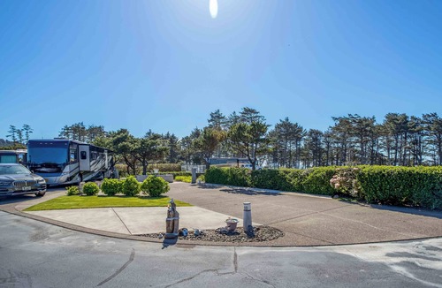 Agate Beach RV Rental | Dog Friendly, Available with 50AMP, 30AMP, Water and Sewer hook up's, WiFi