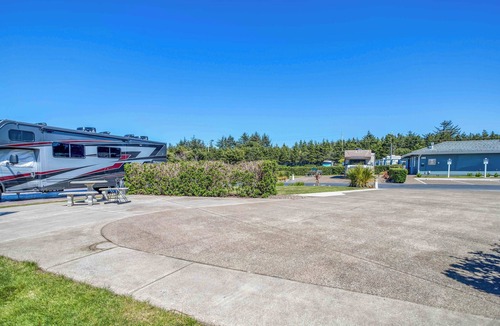 Agate Beach RV Rental | Dog Friendly, Available with 50AMP, 30AMP, Water and Sewer hook up's, WiFi
