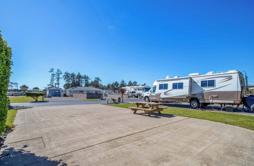 Agate Beach RV Rental | Dog Friendly, Available with 50AMP, 30AMP, Water and Sewer hook up's, WiFi