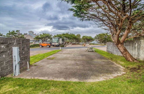 Agate Beach RV Rental | Dog Friendly, Available with 50AMP, 30AMP, Water and Sewer hook up's, WiFi