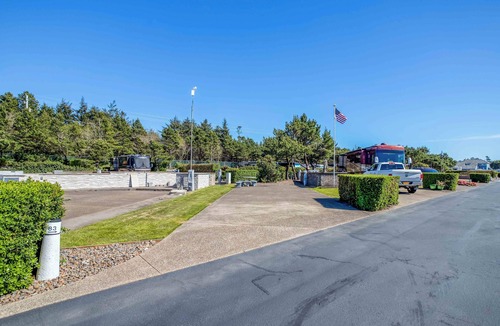 Agate Beach RV Rental | Dog Friendly, Available with 50AMP, 30AMP, Water and Sewer hook up's, WiFi