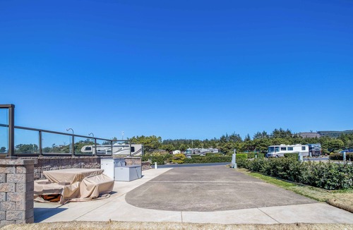 Agate Beach RV Rental | Dog Friendly, Available with 50AMP, 30AMP, Water and Sewer hook up's, WiFi