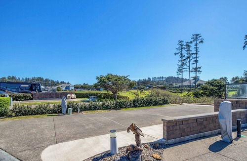 Agate Beach RV Rental | Dog Friendly, Available with 50AMP, 30AMP, Water and Sewer hook up's, WiFi