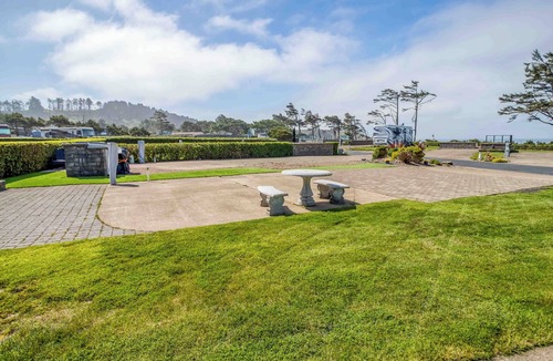 Agate Beach RV Rental | Dog Friendly, Available with 50AMP, 30AMP, Water and Sewer hook up's, WiFi