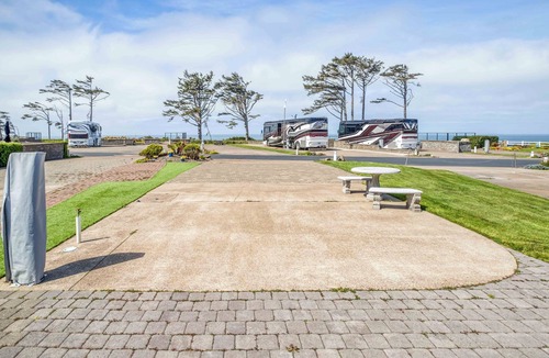 Agate Beach RV Rental | Dog Friendly, Available with 50AMP, 30AMP, Water and Sewer hook up's, WiFi