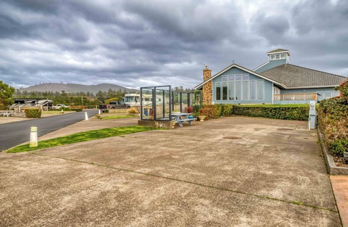 Agate Beach RV Rental | Dog Friendly, Available with 50AMP, 30AMP, Water and Sewer hook up's, WiFi
