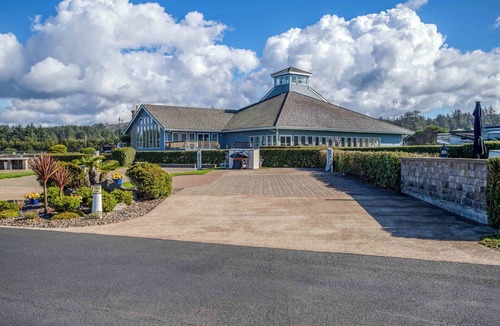 Agate Beach RV Rental | Dog Friendly, Available with 50AMP, 30AMP, Water and Sewer hook up's, WiFi