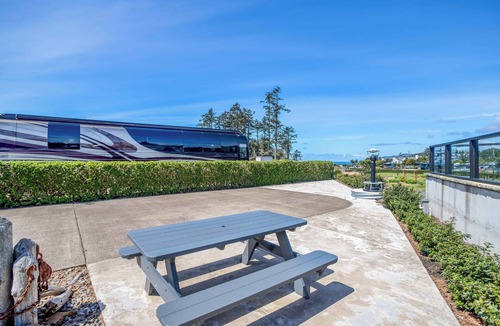 Agate Beach RV Rental | Dog Friendly, Available with 50AMP, 30AMP, Water and Sewer hook up's, WiFi