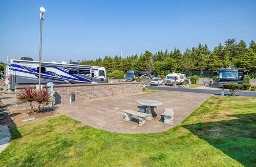 Agate Beach RV Rental | Dog Friendly, Available with 50AMP, 30AMP, Water and Sewer hook up's, WiFi
