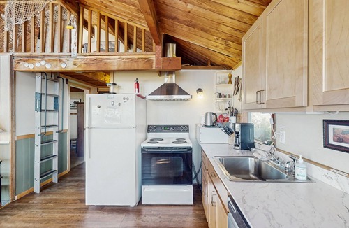 Copalis Beach House | Dog-friendly beachfront cabin with ocean views & private path to beach