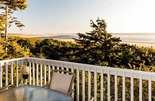 Copalis Beach House | Dog-friendly beachfront cabin with ocean views & private path to beach