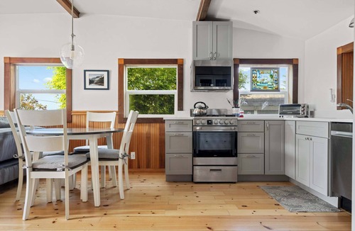Old Town House | Dog-Friendly Beach Cottage | BBQ+Patio+King Bed