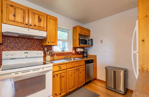 Otter Rock House | Dog Friendly Beach House Walk to Beach & Surfing