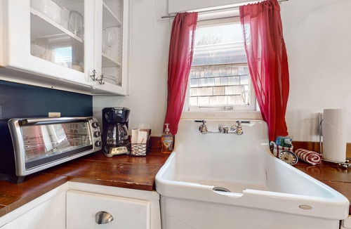 Downtown Cannon Beach Cottage | Dog-Friendly Beach Condo with Free WiFi - Close to Beach
