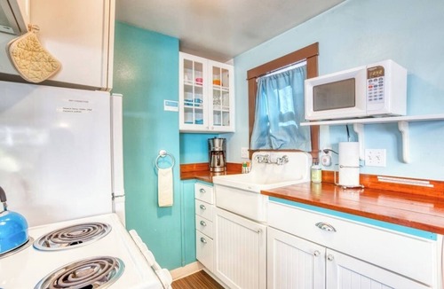 Downtown Cannon Beach Cottage | Dog-Friendly Beach Cottage with Free WiFi - a Block from Beach