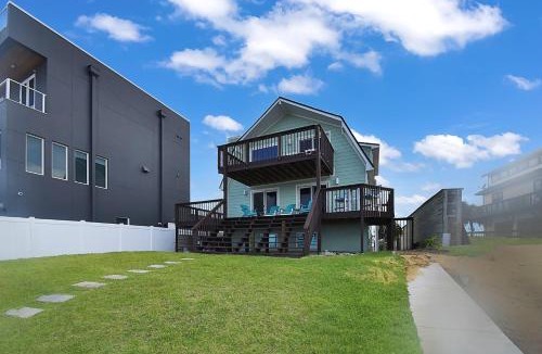 Painters Hill House | Dog-friendly beachfront home with beach access, deck, fireplace, W/D, AC