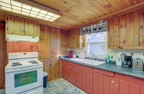 Burnsville Cottage | Dog-friendly Burnsville Cabin Rental Near Hiking!