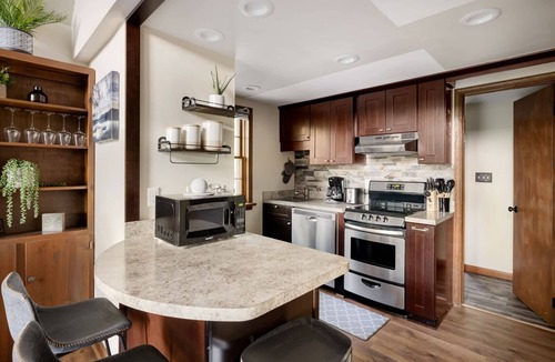 Berkeley Springs Ski Chalet | Dog-Friendly Chalet w/Hot Tub, Fire Pit & Deck