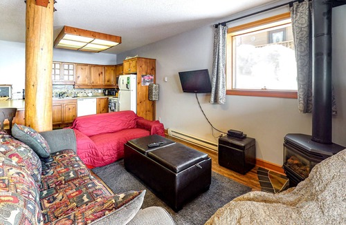 Snow Pine Estates Condo | Dog-friendly condo free WiFi, washer/dryer, gas stove, & balcony - walk to lifts