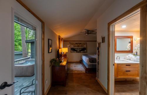 Eureka Springs House | Dog‑Friendly Cabin w/Trail-Hot Tub-Full Kitchen