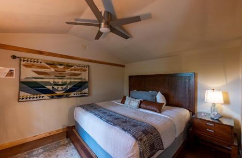 Eureka Springs House | Dog‑Friendly Cabin w/Trail-Hot Tub-Full Kitchen
