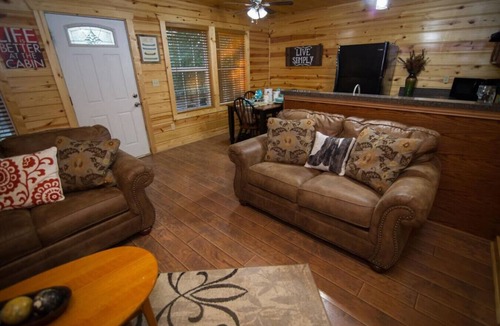 Hochatown Cabin | Dog-Friendly Cabin w/Hot Tub in Heart of Hochatown