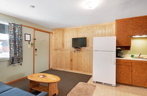 South Fork Cabin | Dog-friendly cabin w/shared grill & great location - walk to dining & shopping